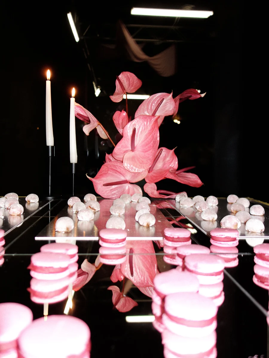 Rosa Installation im Kerzenlicht