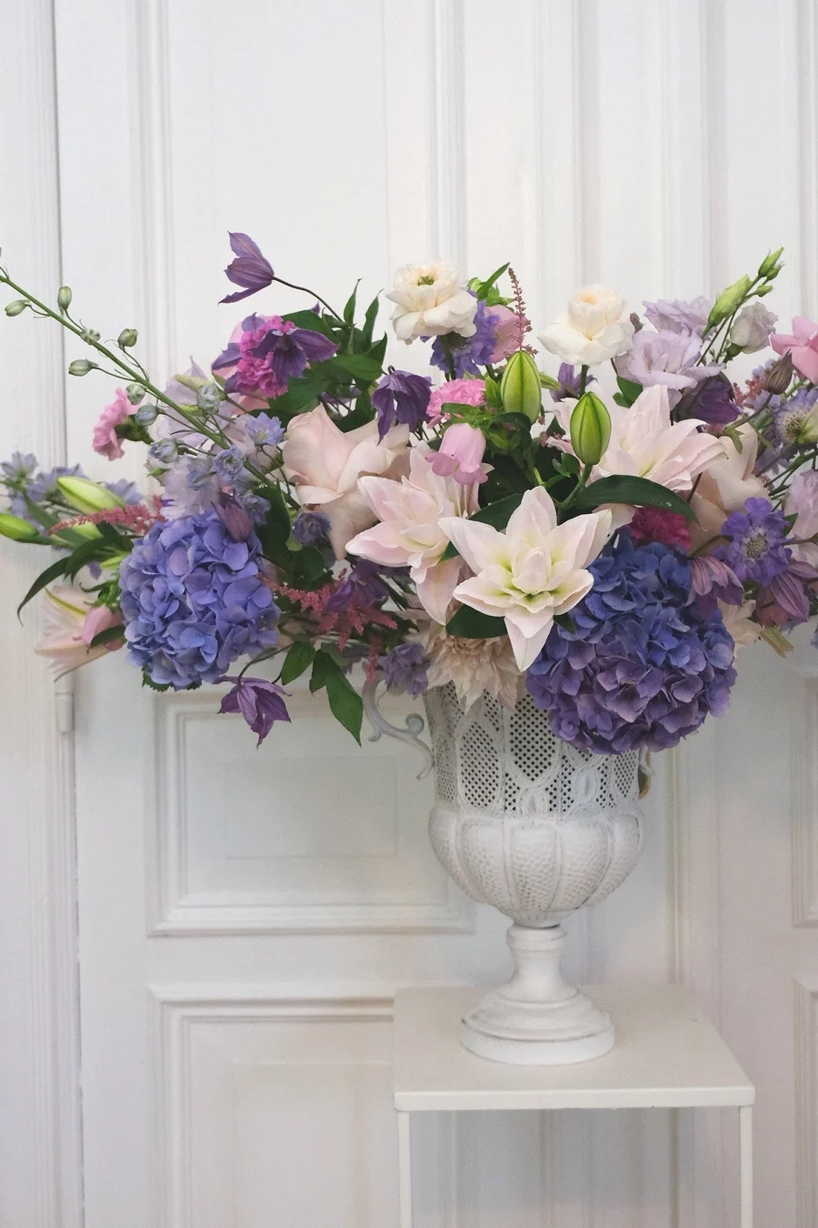 Hortensien und Lilien in der Urne